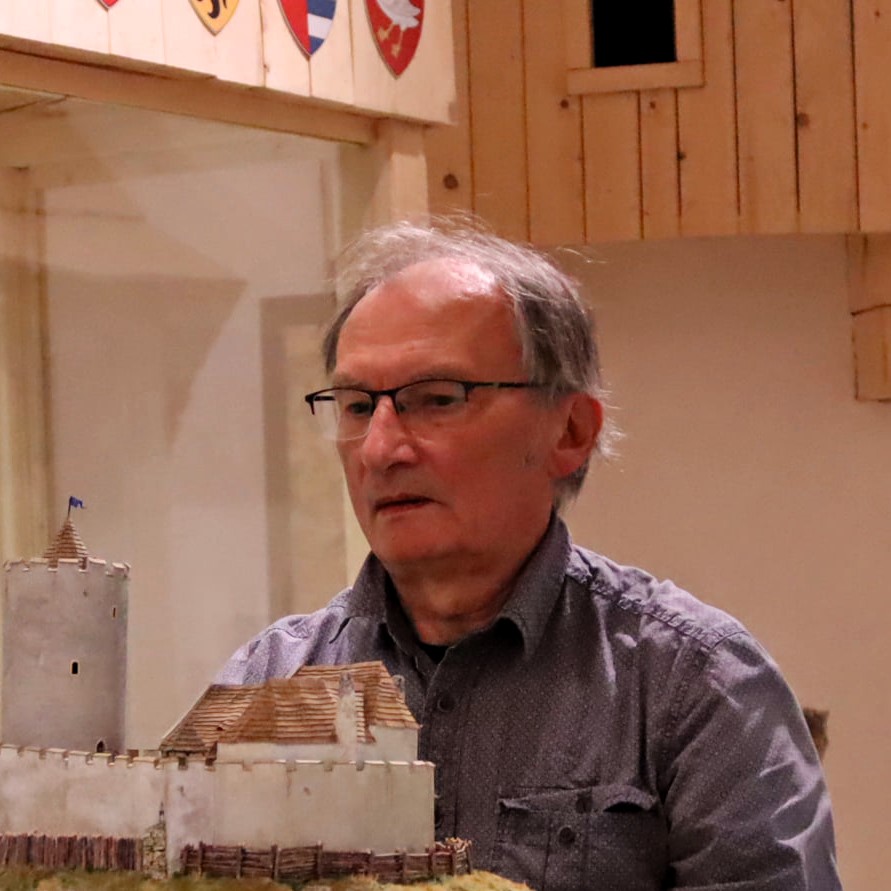 Karel Lhotský při práci na dioramatu